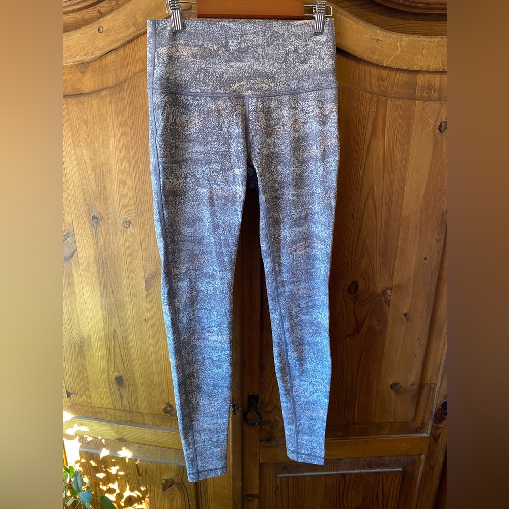 Lululemon Beautiful Pattern Leggings in Like New Condition!
